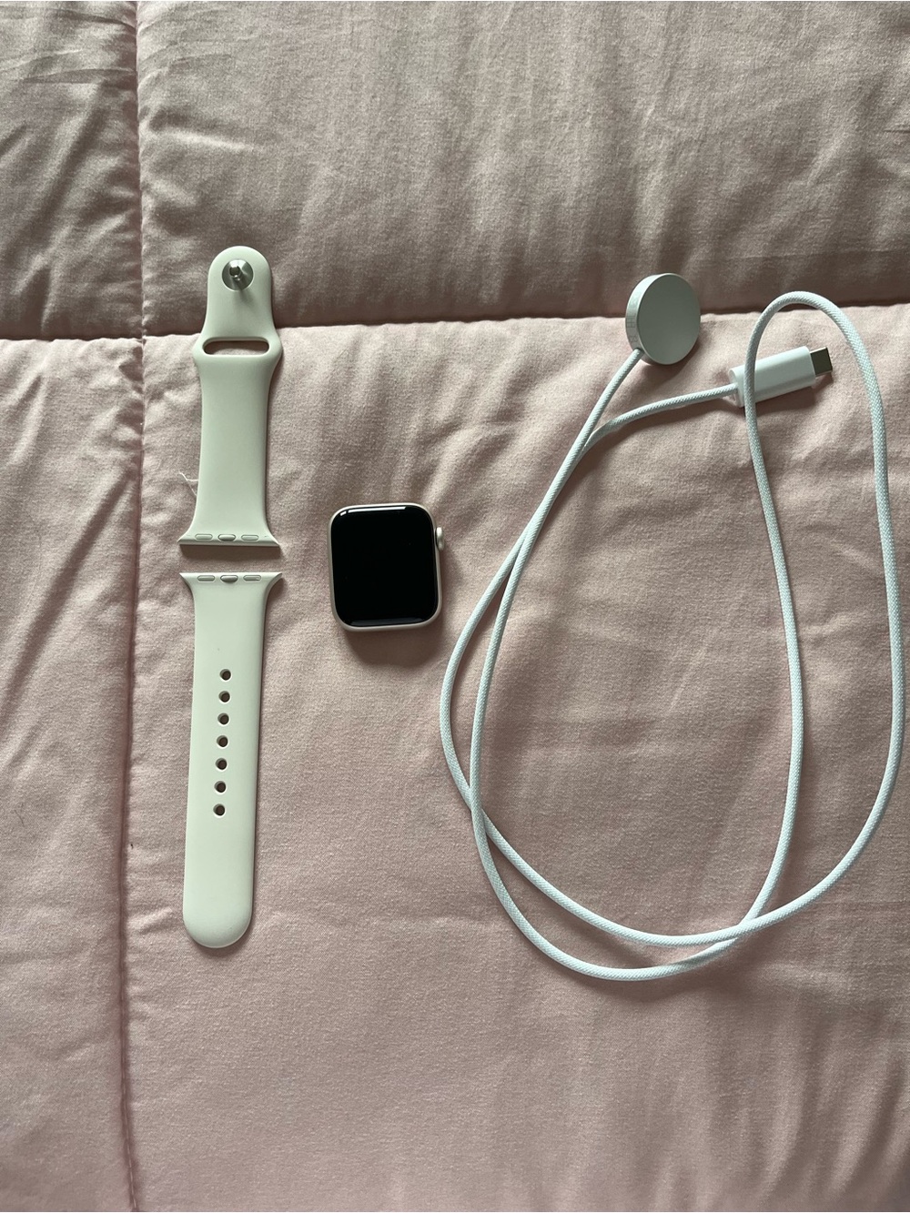 Apple Watch SE 3 in White with Magnetic Charger
